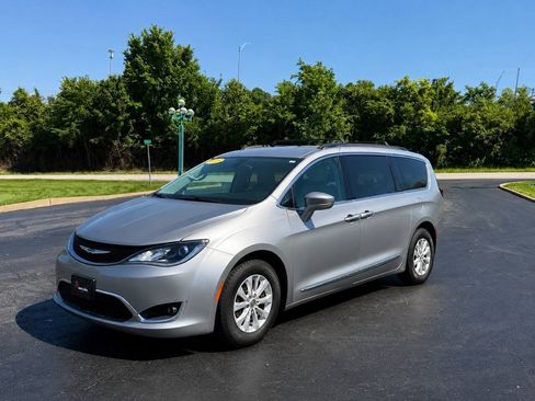 Used 2017 Chrysler Pacifica Touring-L FWD image 2
