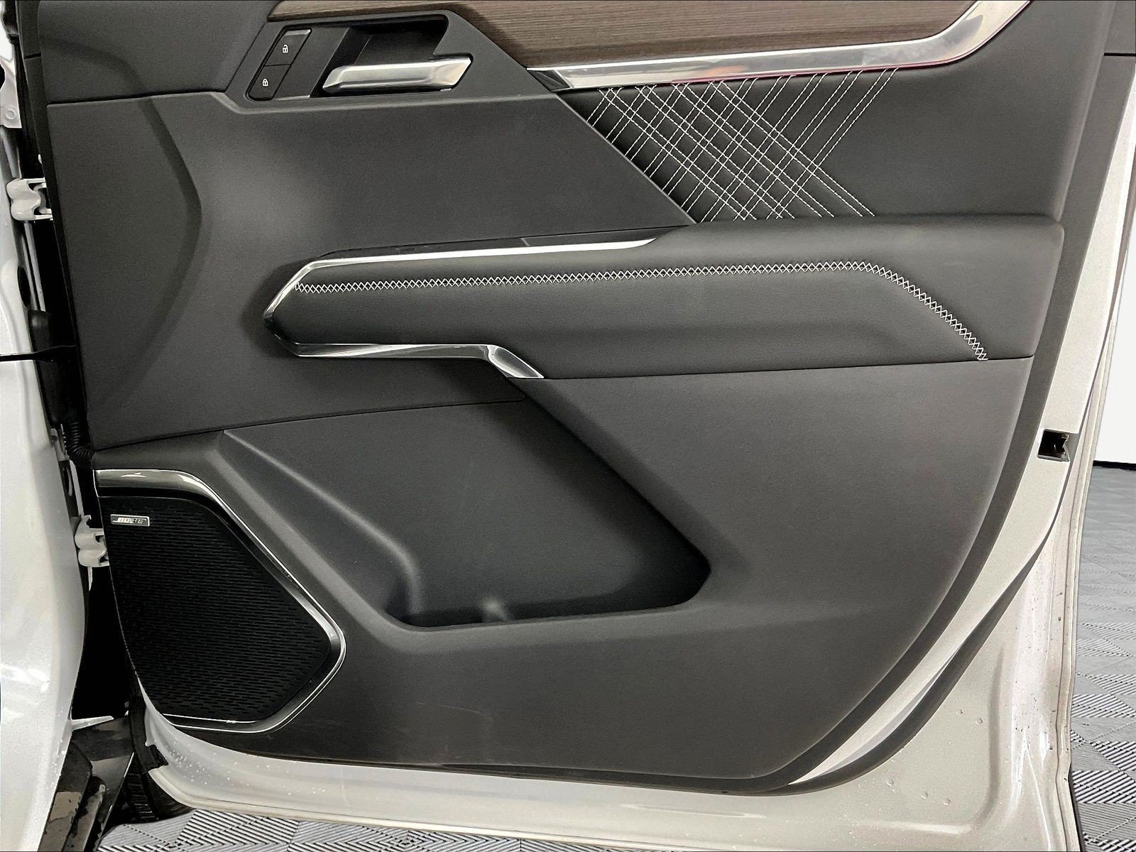 Used 2025 GMC Acadia Denali FWD image 29