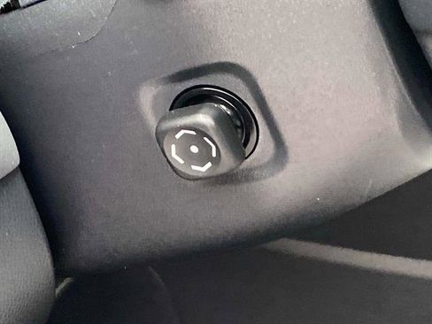 Used 2022 Toyota Venza LE image 31