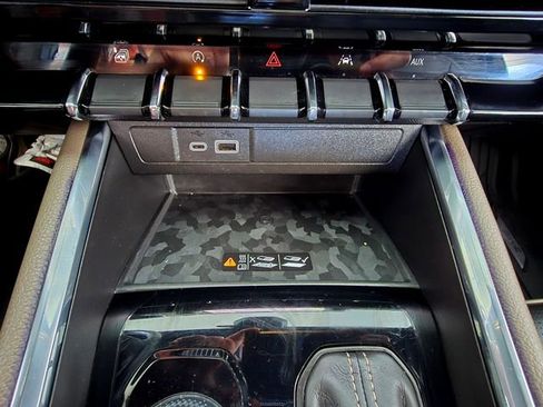 Used 2023 GMC Canyon Denali image 16