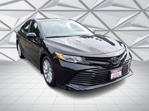 Used 2019 Toyota Camry LE FWD image 2