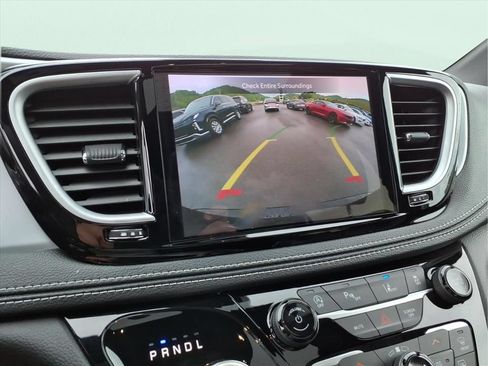 Used 2025 Chrysler Pacifica Limited FWD image 30