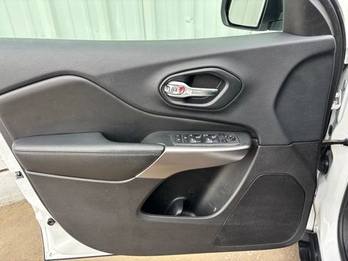 Used 2019 Jeep Cherokee Latitude w/ Popular Appearance Group image 13