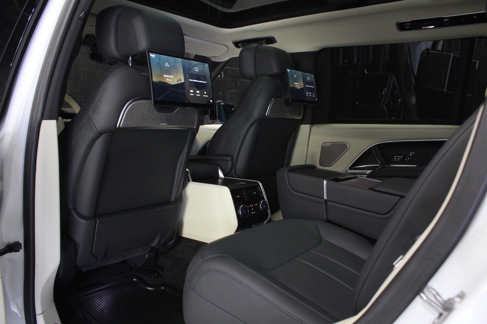 Used 2023 Land Rover Range Rover Long Wheelbase Autobiography AWD/4WD image 39
