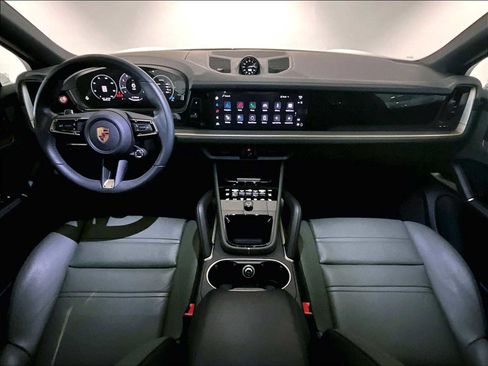 Used 2025 Porsche Cayenne Coupe image 17