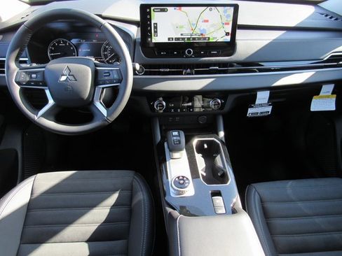 New 2025 Mitsubishi Outlander SE image 10