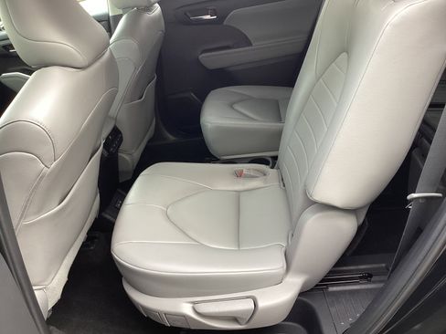 Certified 2023 Toyota Highlander XLE image 22