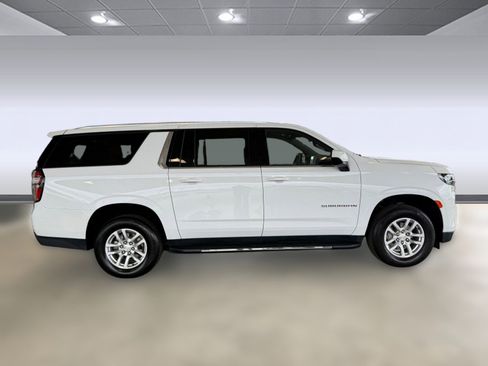 Used 2024 Chevrolet Suburban LT RWD image 8