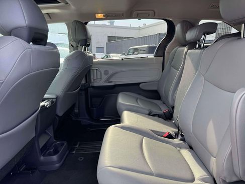 Used 2023 Toyota Sienna XLE image 11
