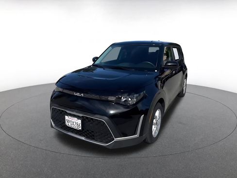 Used 2025 Kia Soul LX w/ LX Technology Package image 4