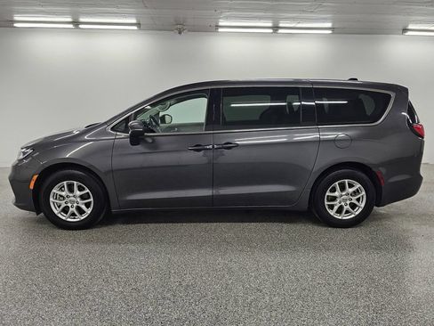Used 2023 Chrysler Pacifica Touring-L FWD image 7