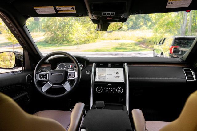 Used 2024 Land Rover Discovery Dynamic SE AWD/4WD image 14