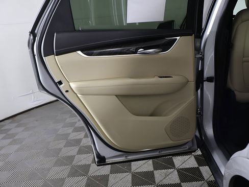 Used 2019 Cadillac XT5 AWD image 21