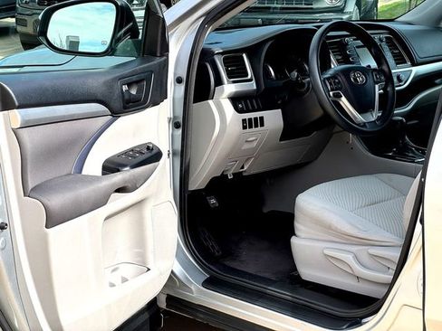 Used 2018 Toyota Highlander LE image 8