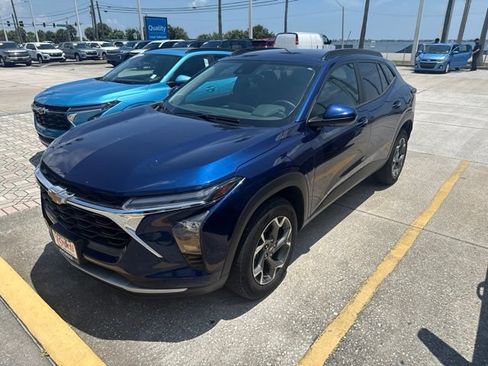 Used 2024 Chevrolet Trax LT w/ Driver Confidence Package FWD image 3