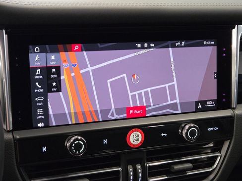 Certified 2025 Porsche Macan AWD/4WD image 22