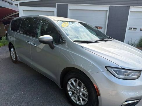 Certified 2023 Chrysler Pacifica Touring-L FWD image 6