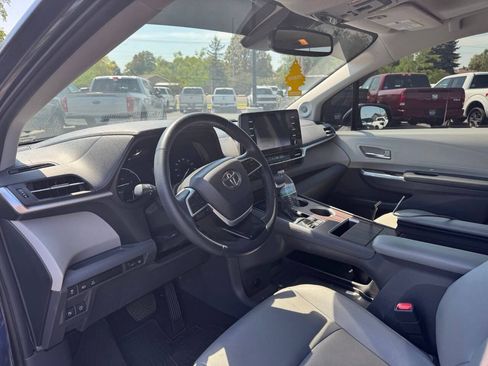 Used 2024 Toyota Sienna XLE w/ XLE Plus Package AWD/4WD image 11