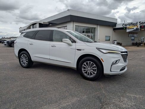 Used 2023 Buick Enclave Essence image 3