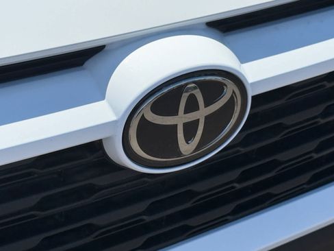 Used 2025 Toyota RAV4 XLE AWD/4WD image 30