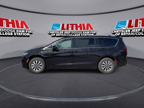 Used 2025 Chrysler Pacifica Select image 5