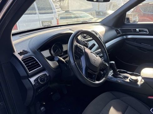 Used 2017 Ford Explorer XLT w/ XLT Technology Feature Bundle AWD/4WD image 8