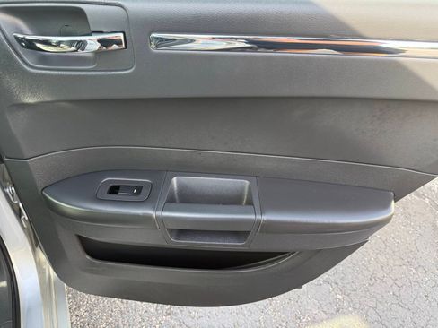 Used 2009 Chrysler 300 Touring RWD image 19