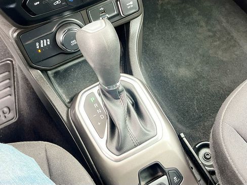 Used 2022 Jeep Renegade Latitude w/ Convenience Group image 17