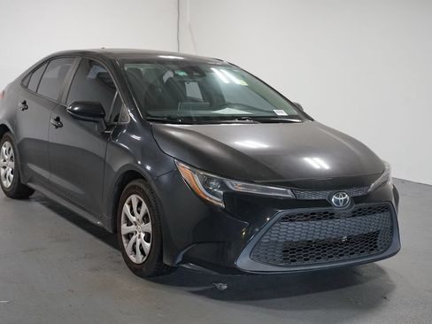 Used 2021 Toyota Corolla LE FWD image 3