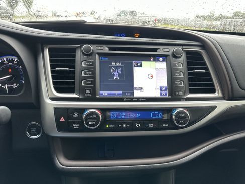 Used 2017 Toyota Highlander Limited AWD/4WD image 13