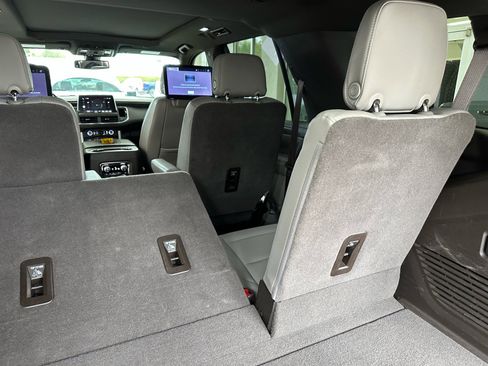 Used 2022 GMC Yukon SLT w/ SLT Premium Package image 30