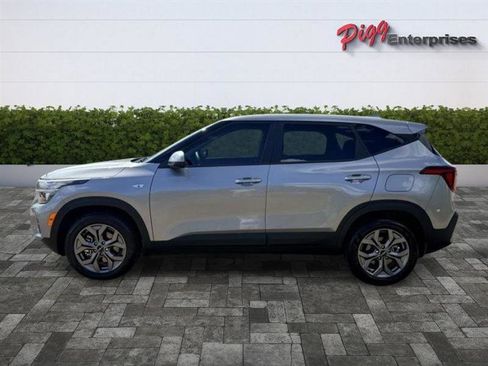 Used 2025 Kia Seltos LX image 3
