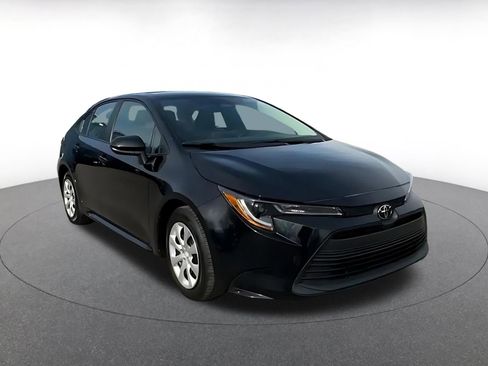 Used 2025 Toyota Corolla LE image 3
