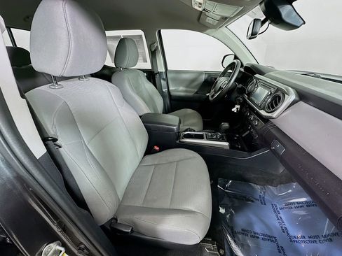 Used 2018 Toyota Tacoma SR5 image 31