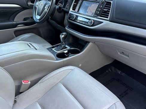 Used 2016 Toyota Highlander XLE AWD/4WD image 32