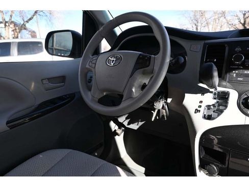 Used 2013 Toyota Sienna LE image 24