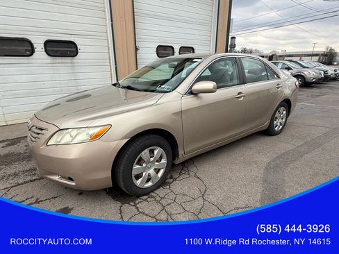 Used 2009 Toyota Camry LE image 1