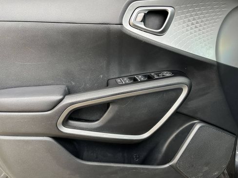 Used 2025 Kia Soul LX w/ LX Technology Package FWD image 18