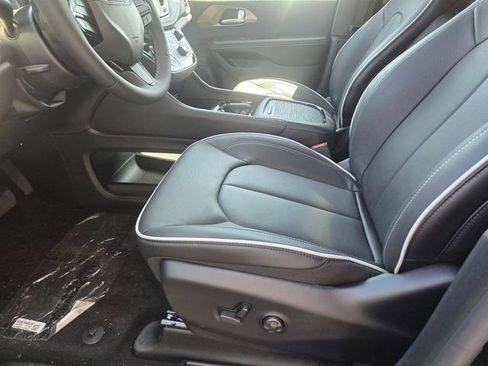 New 2027 Chrysler Pacifica Limited FWD image 9