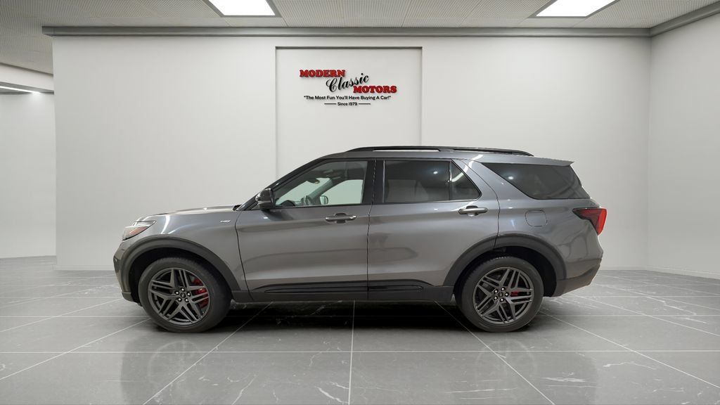 Used 2025 Ford Explorer ST-Line w/ ST-Line Street Pack AWD/4WD image 2