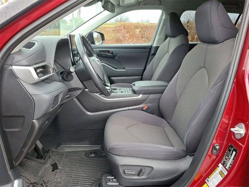 Used 2021 Toyota Highlander LE image 16