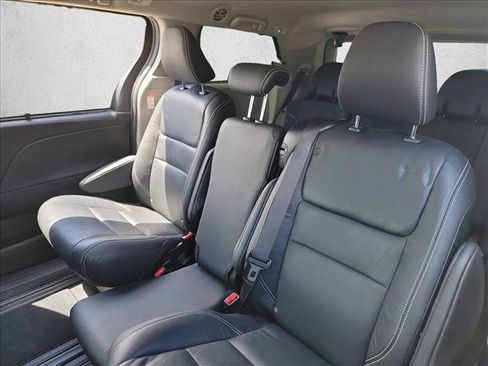 Used 2019 Toyota Sienna SE image 11