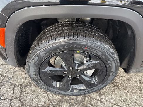 New 2025 Jeep Grand Cherokee Limited w/ Black Appearance Package AWD/4WD image 18