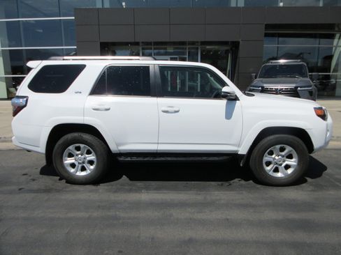 Used 2022 Toyota 4Runner SR5 Premium w/ Moonroof Package AWD/4WD image 10