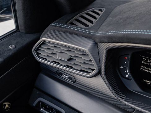 Used 2024 Lamborghini Urus Performante AWD/4WD image 16