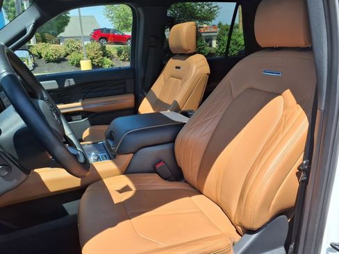 Used 2024 Ford Expedition Platinum image 6
