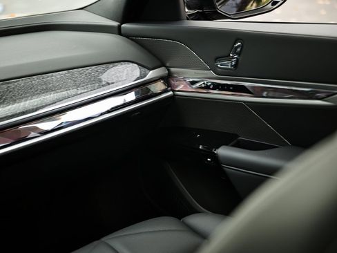 Used 2025 BMW 740i w/ Premium Package image 29