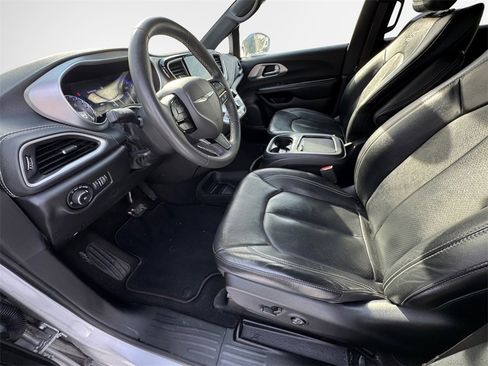 Certified 2022 Chrysler Pacifica Touring-L w/ S Appearance Package image 23