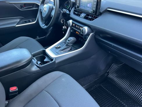 Used 2020 Toyota RAV4 LE w/ All Weather Liner Package AWD/4WD image 17