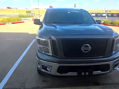 Used 2019 Nissan Titan SV w/ SV Convenience Package AWD/4WD image 5